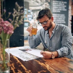 kuendigung-im-kaffee_300x300_2024_01 Mann im Kaffee