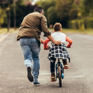 menschenrechte_300x300_2023_11 Vater bringt Sohn radfahren bei