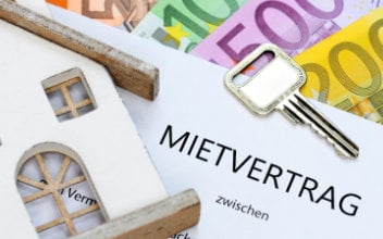 Mietvertrag mit Haustürschlüssel und Geldscheinen