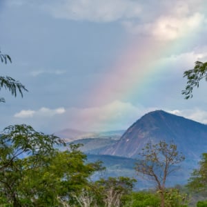 Regenbogen über einem Berggipfel