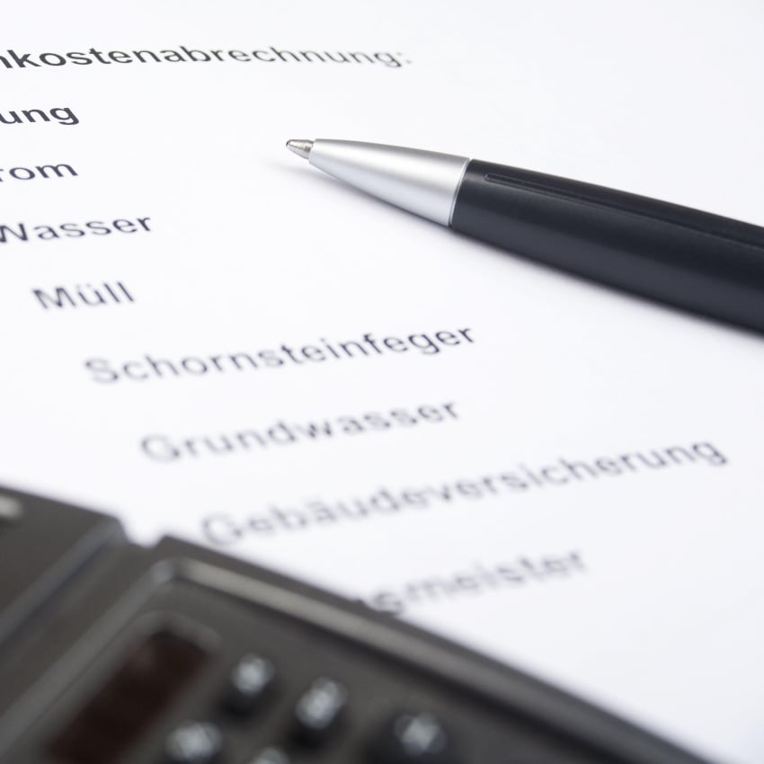 2AB3FMN Nebenkostenabrechnung mit Kugelschreiber und Taschenrechner