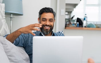 Mann an Laptop
