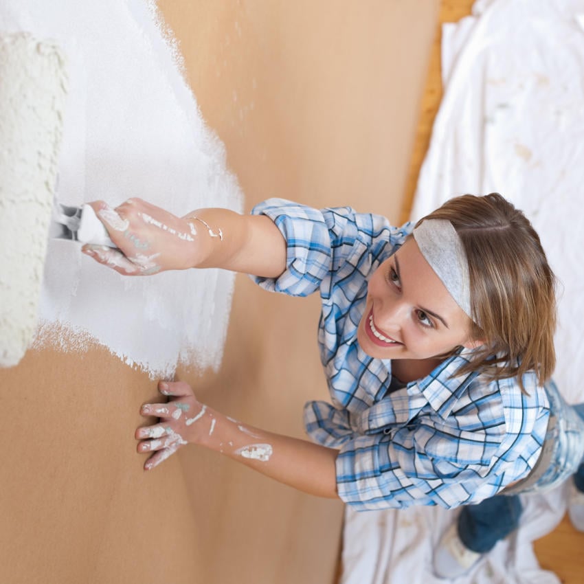 DRXMGK Frau beim Streichen einer Wand