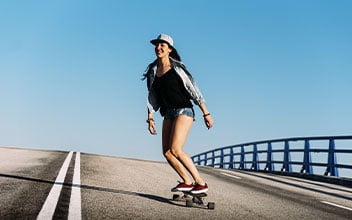 Eine junge Frau auf einem Skateboard
