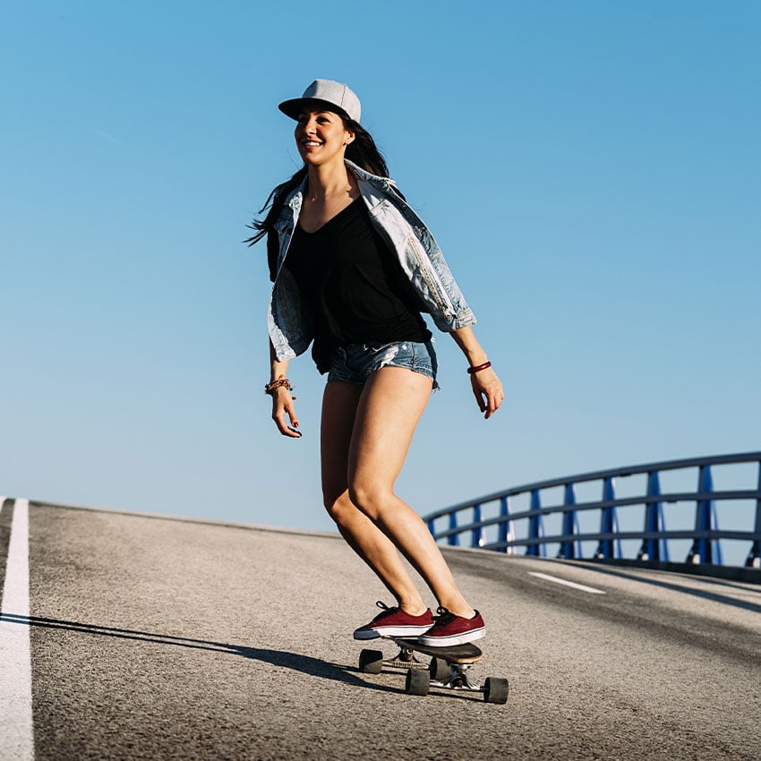 Eine junge Frau auf einem Skateboard