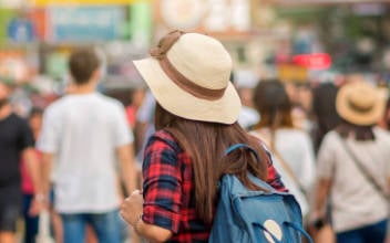 junge Frau im Urlaub