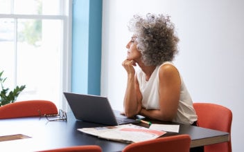 Frau an Laptop