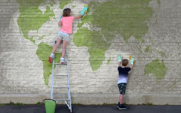 Kinder putzen Mauer
