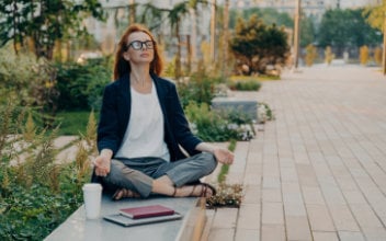 Frau entspannt sich im Yoga-Sitz