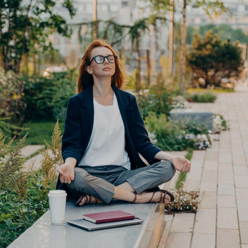 deine-vorteile_850x850_2023_06 Frau entspannt sich im Yoga-Sitz