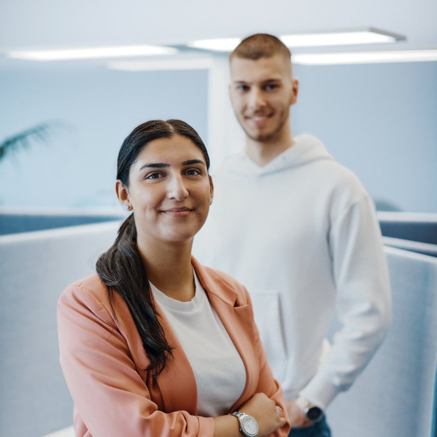 wirtschaftsmathe_850x850_2023_10 Zwei junge Studenten