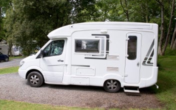 Wohnmobil parkt auf Campingplatz
