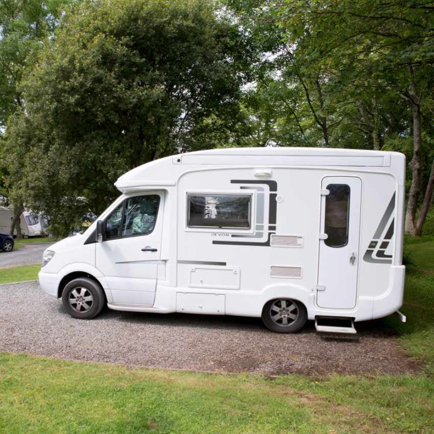 E8TT4T Wohnmobil parkt auf Campingplatz