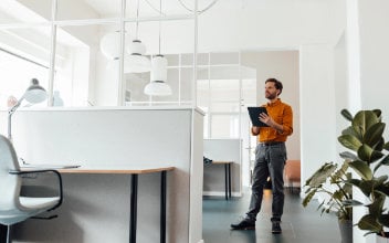 Mann mit Dokument in einer hellen Wohnung