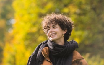 Frau in Herbstwald