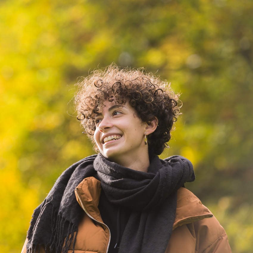 Frau in Herbstwald