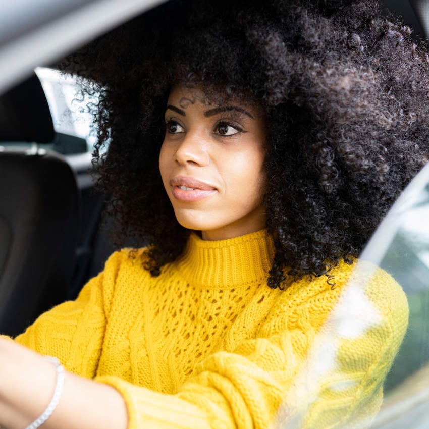 Junge Frau beim Autofahren