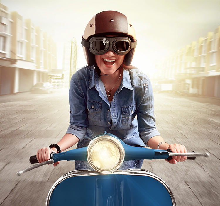 Frau auf Roller