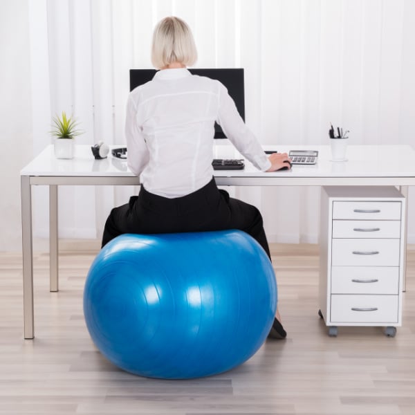 Frau auf Sitzball