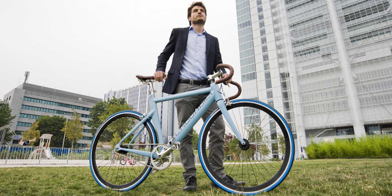 Mann mit Fahrrad