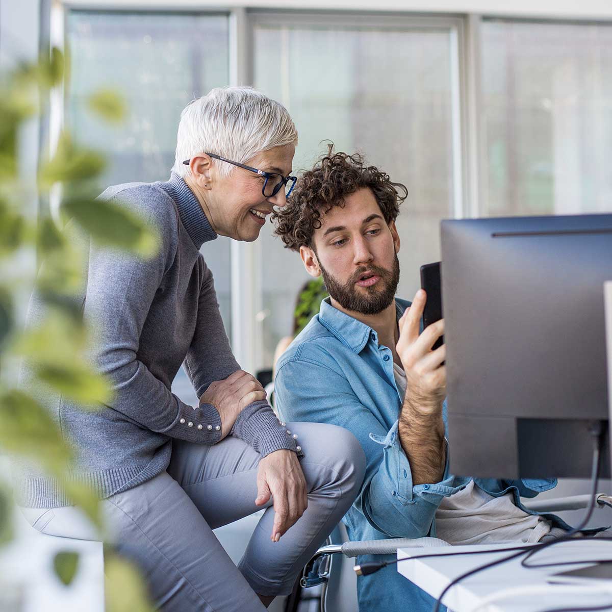 man showing a woman something on the phone