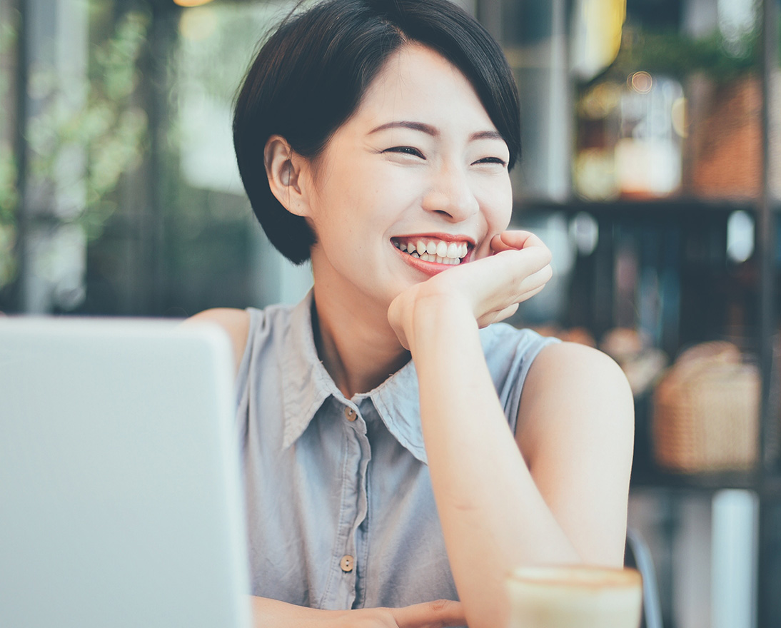 Young business woman working with laptop in coffee shop cafe