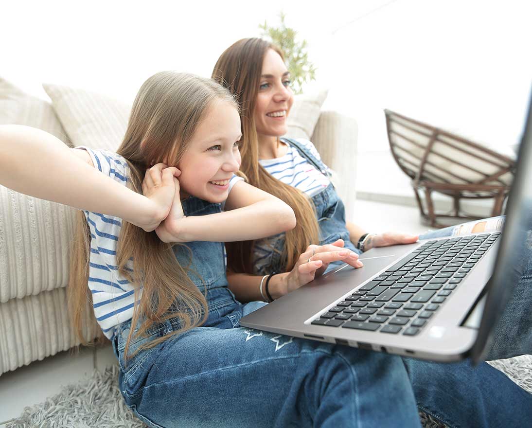 teaser mother with daughter browsing