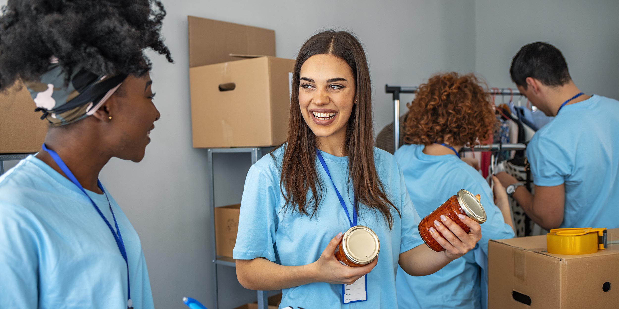 two women volunteering