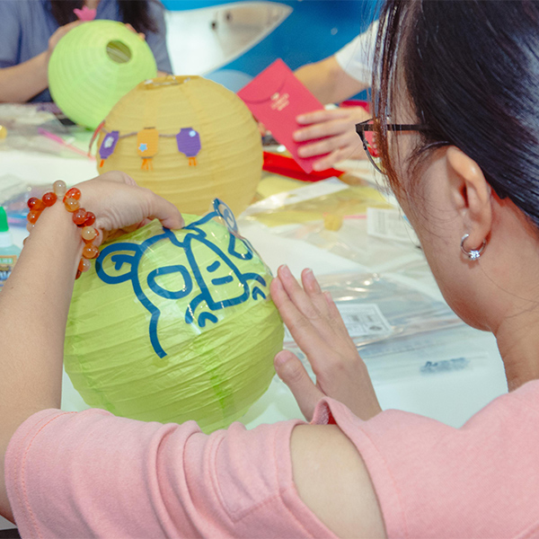 Zurich Hong Kong employees doing arts and crafts