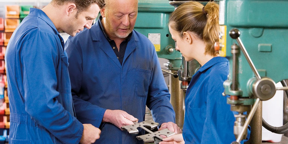 1000x500_supervisor-factory-workers supervisor with factory workers