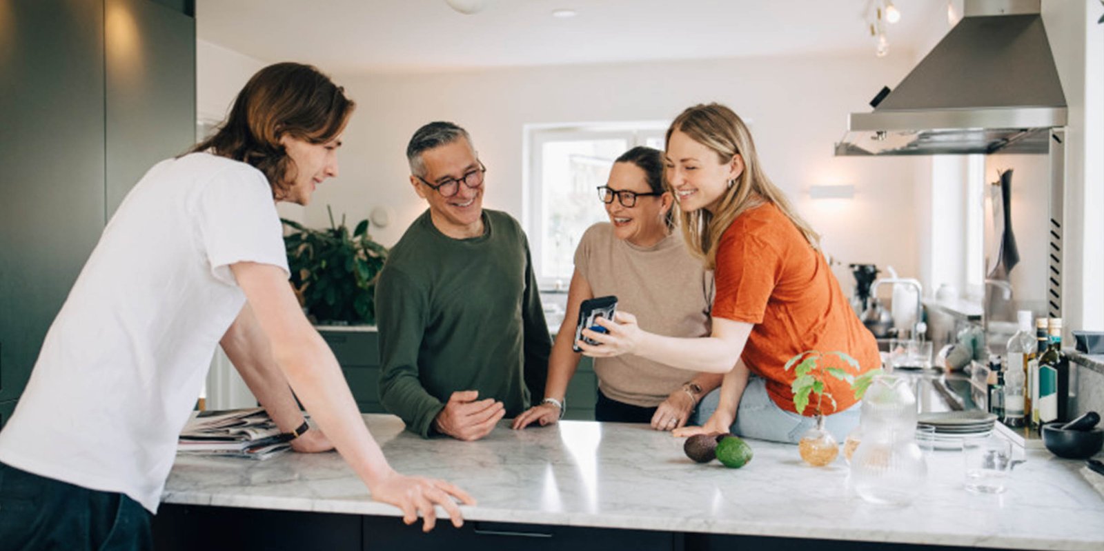 Ein befreundetes Pärchen ist zu Besuch in der Wohnung | Haushaltsversicherung Zurich Connect