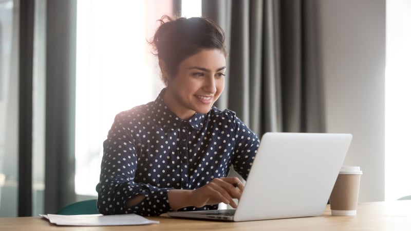 shutterstock_1443633284 Dame sitzt vor dem Laptop