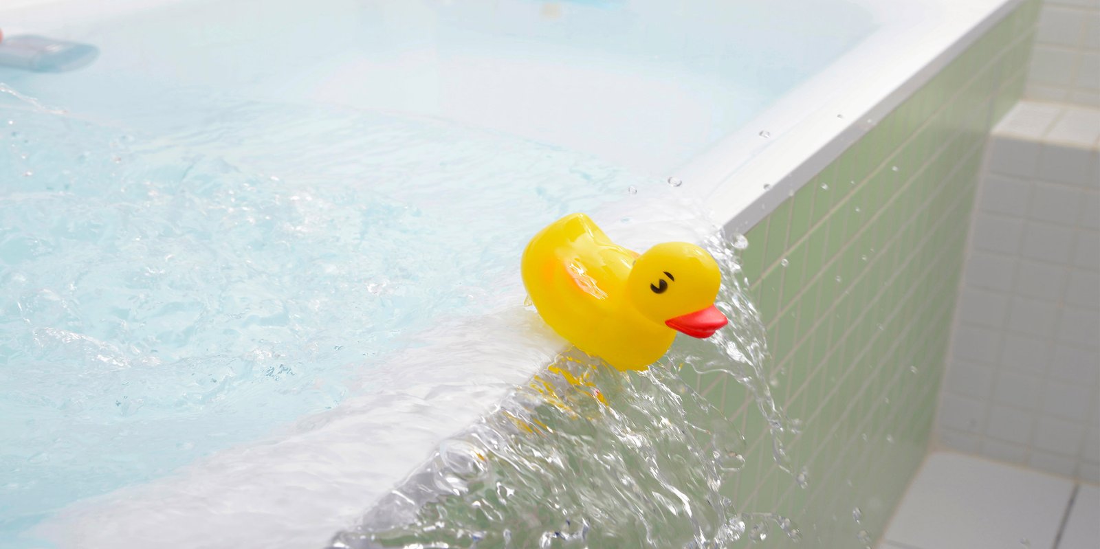 Eine Badewanne läuft über. Zahlt die Versicherung den Schaden?