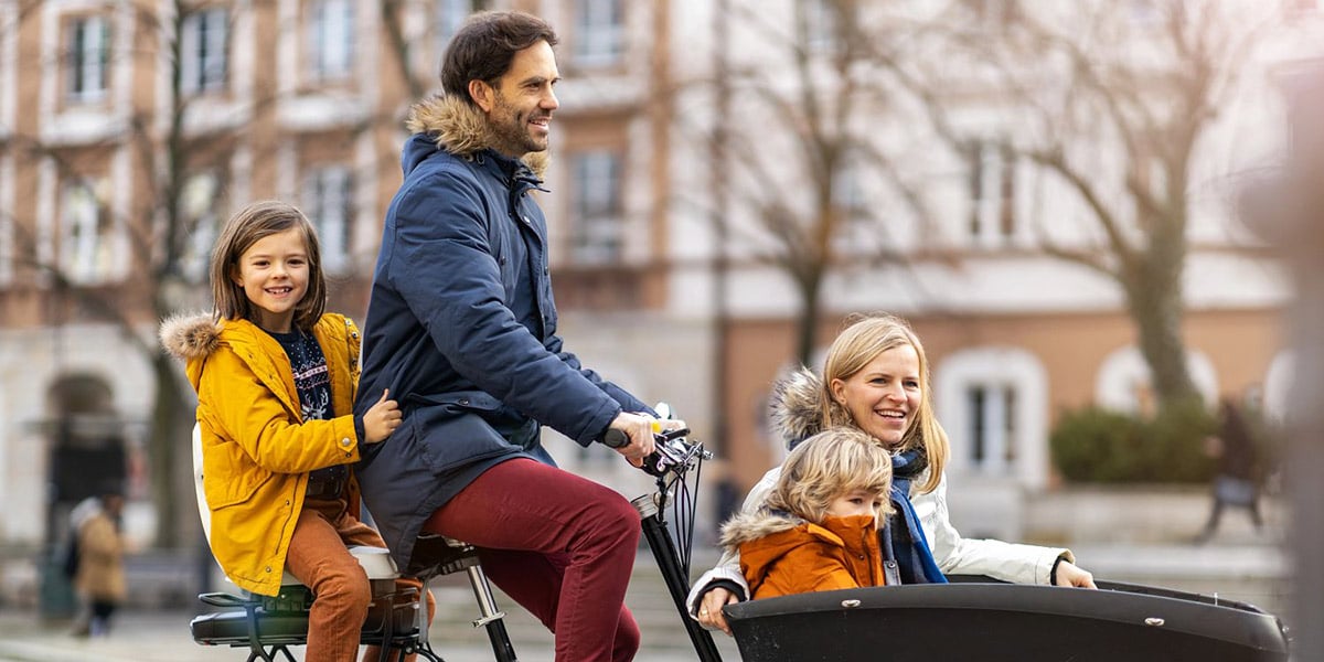 Ganze Familie fährt Fahrrad