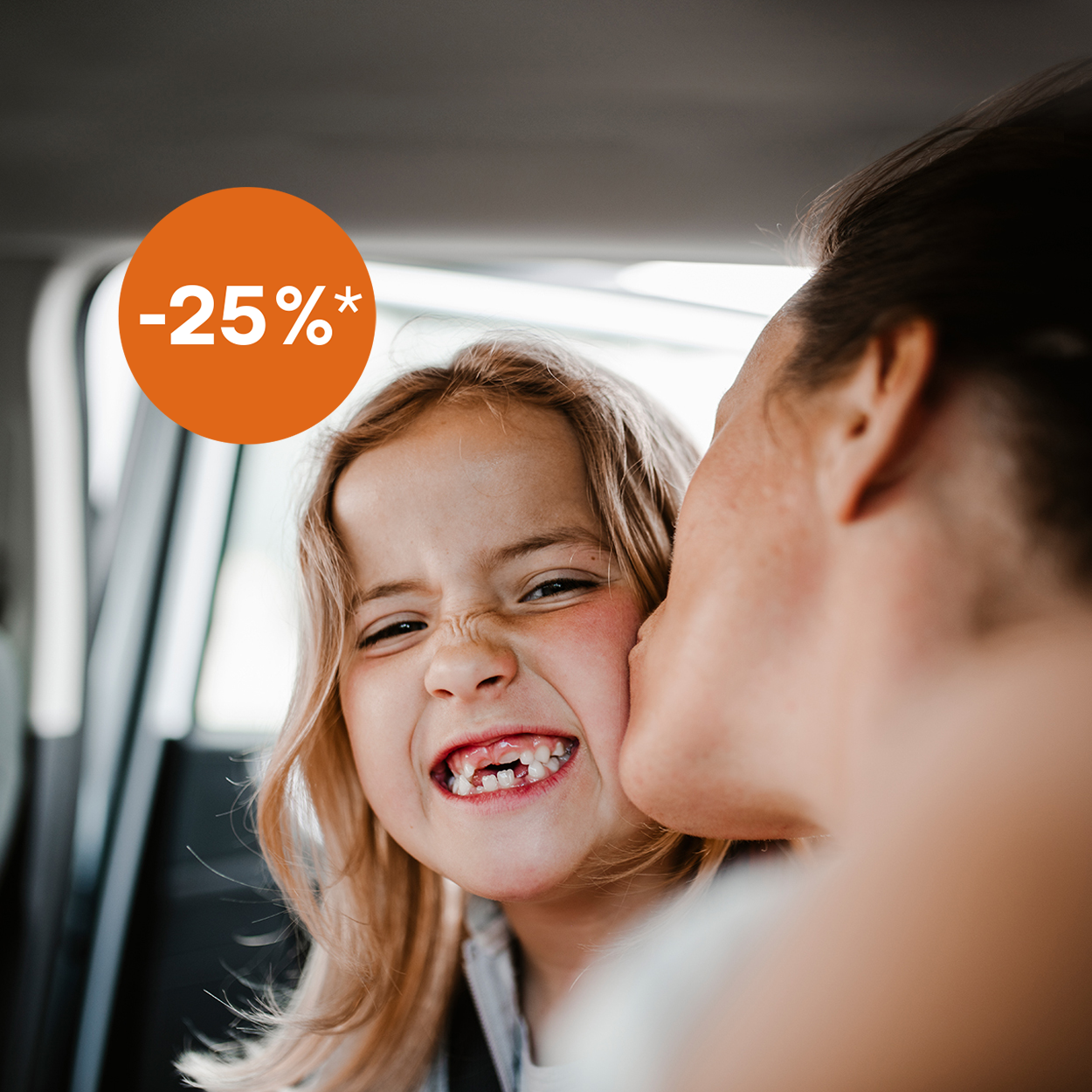 Fröhlich sparen! fröhliches Kind wird im Auto geküsst mit 25% Rabatt Tetxt