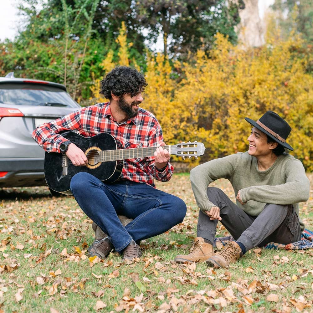 Zwei Männer mit Gitarre / Zurich Connect Instrumentenversicherung