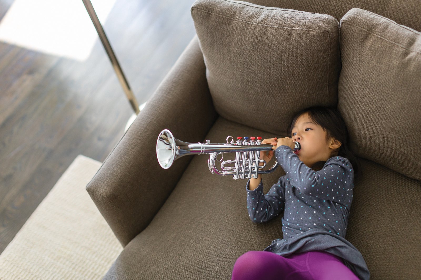 Kind spielt Trompete / Musikinstrumenten Versicherung