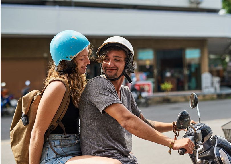 Glückliches Pärchen auf der Vespa dank versicherter Kfz-Assistance