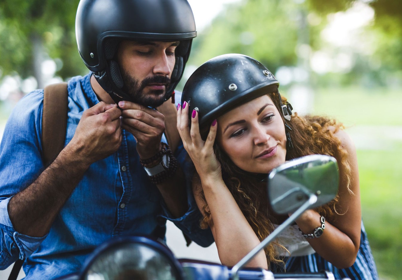 Pärchen beim Motorrad