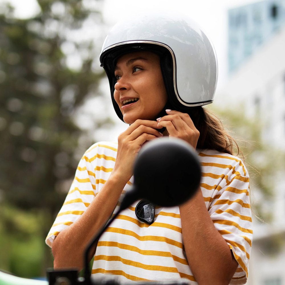 Motorradfahrerin mit Helm / Zurich Connect Motorradverischerung