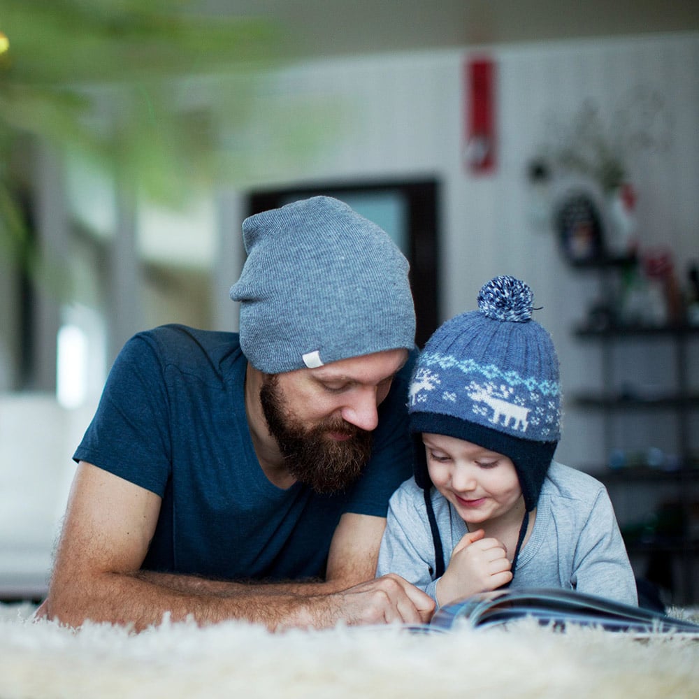 Vater und Sohn lesen in der Wohnung / Zurich Connect Haushaltsversicherung