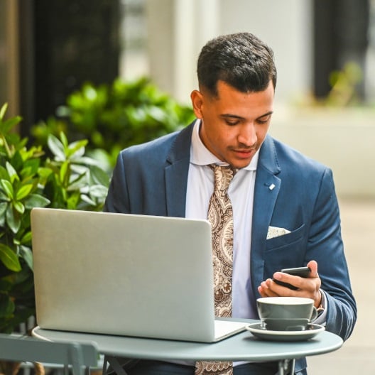 Businessman working in a cafe