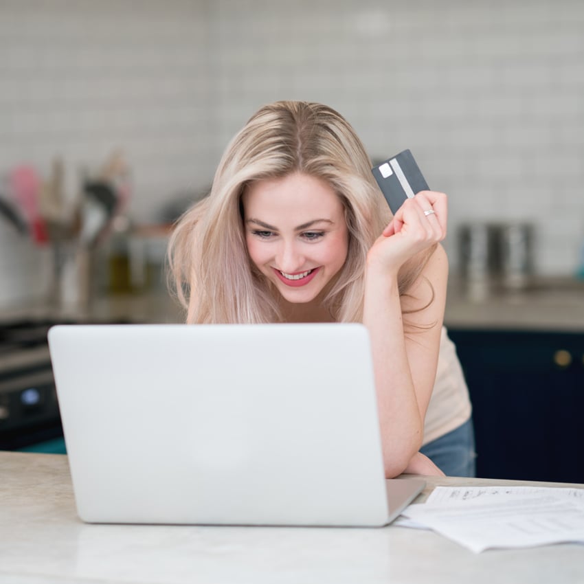 woman using online payment