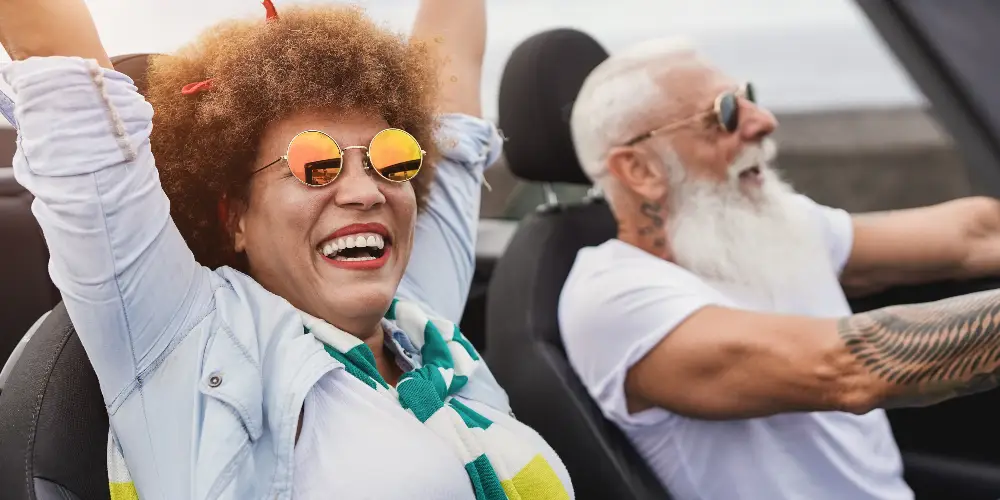 Un conductor de vehículo feliz y protegido