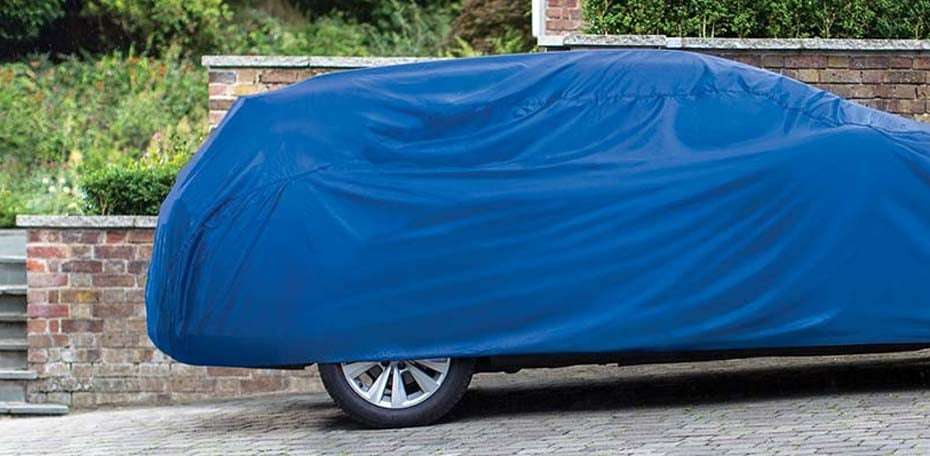 Auto tapado con un cobertor azul