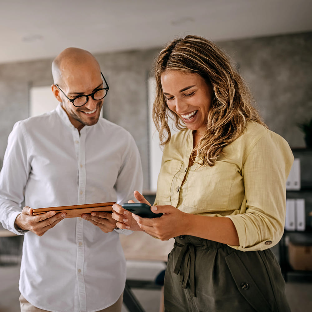 Collegues souriants sur mobile