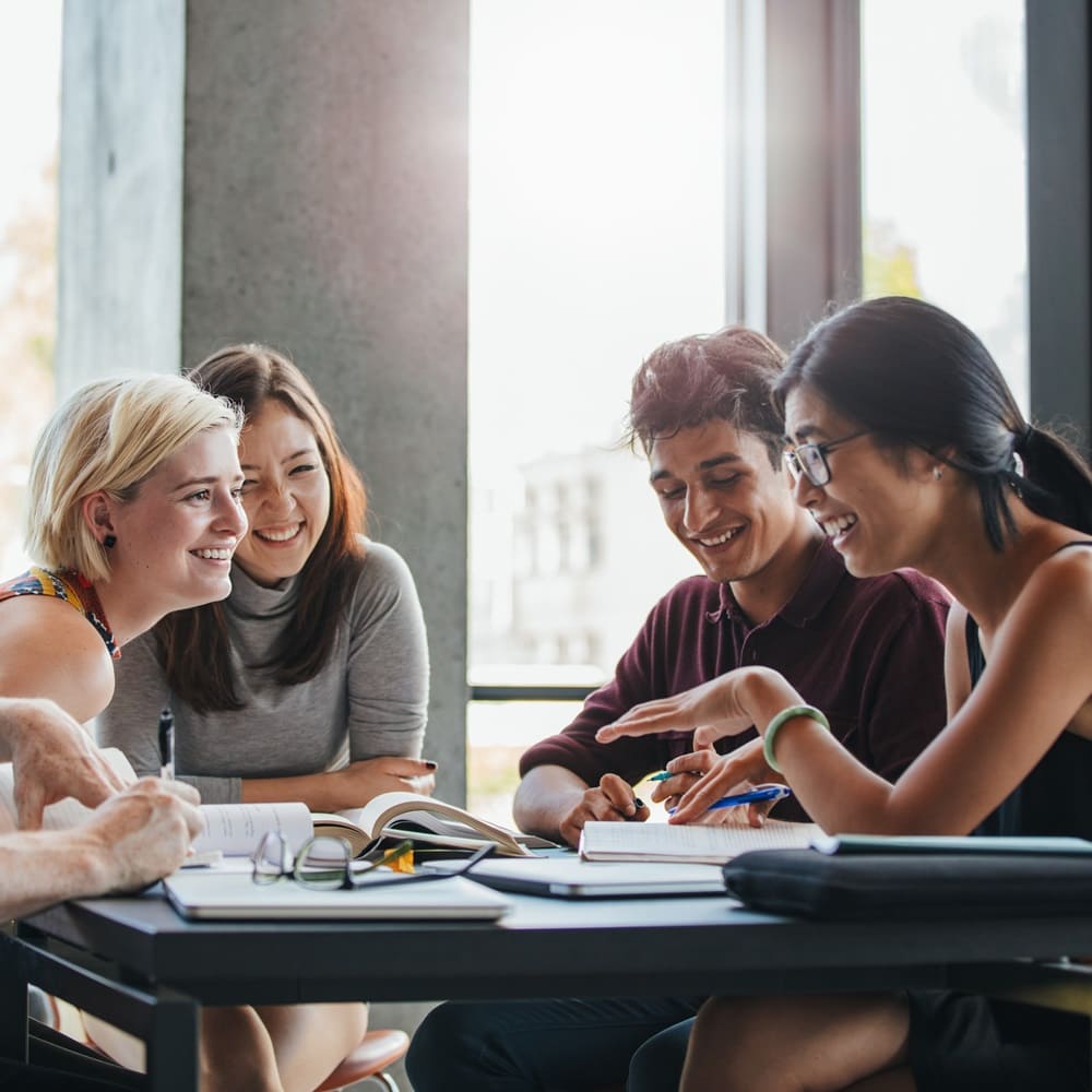 Jeunes souriants au travail