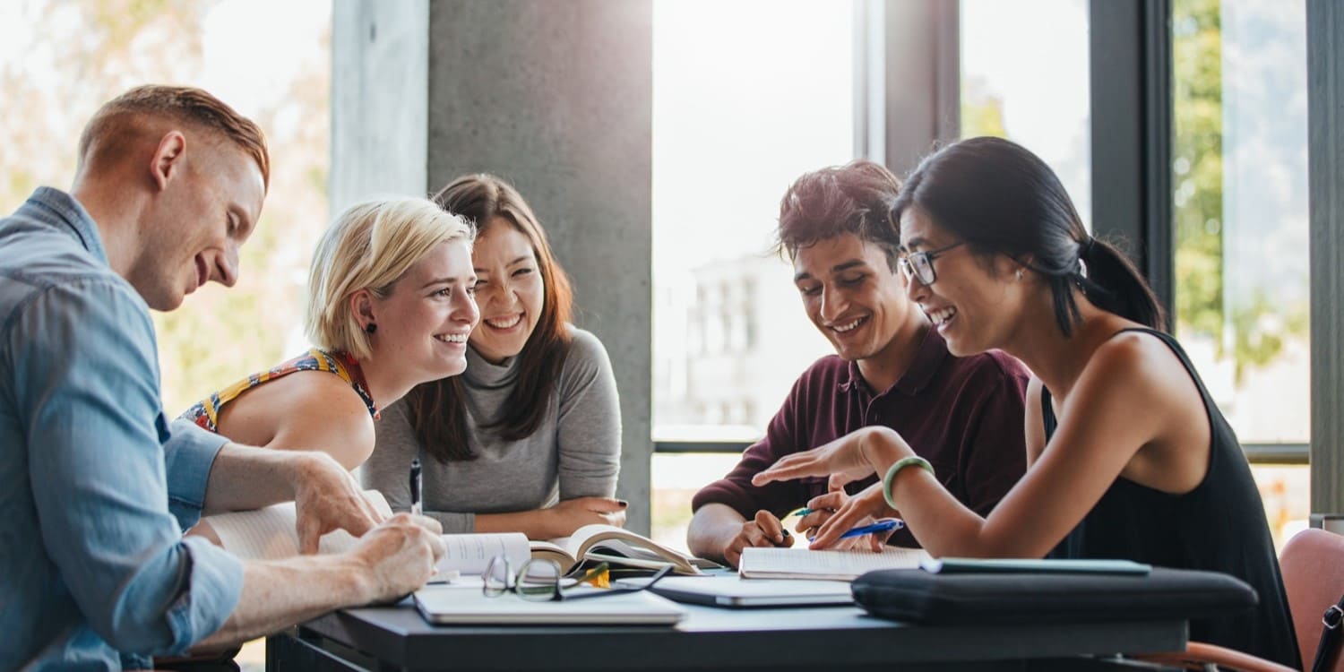 Jeunes souriants au travail