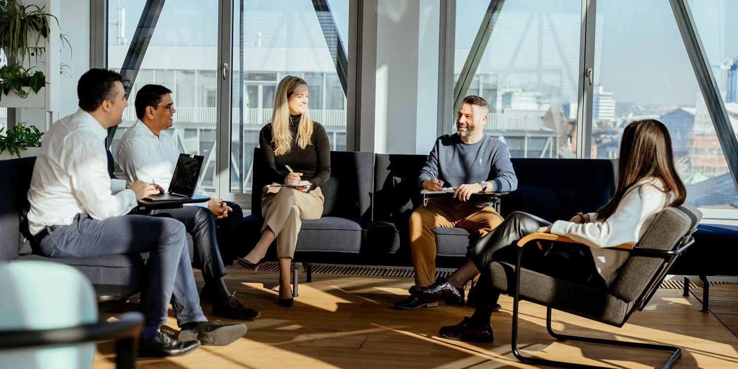 Reunion professionnelle dans un building