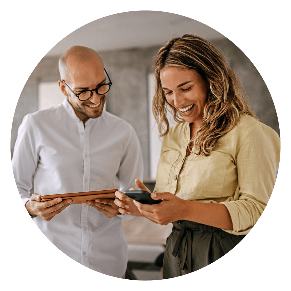Collegues souriants sur mobile